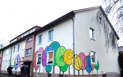 Die bunt bemalte Fassade des Begegnungshaus Kuckuck 14