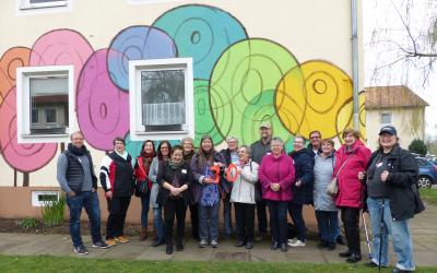 Die Teilnehmer*innen vor der bunt bemalte Fassade des Begegnungshaus Kuckuck